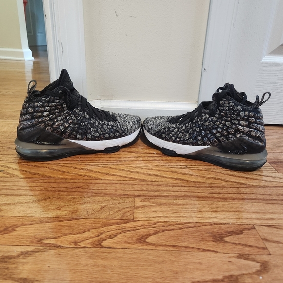 EUC Nike Lebron- size 6Y=women's size 7.5, black and white marl pattern - Picture 4 of 5